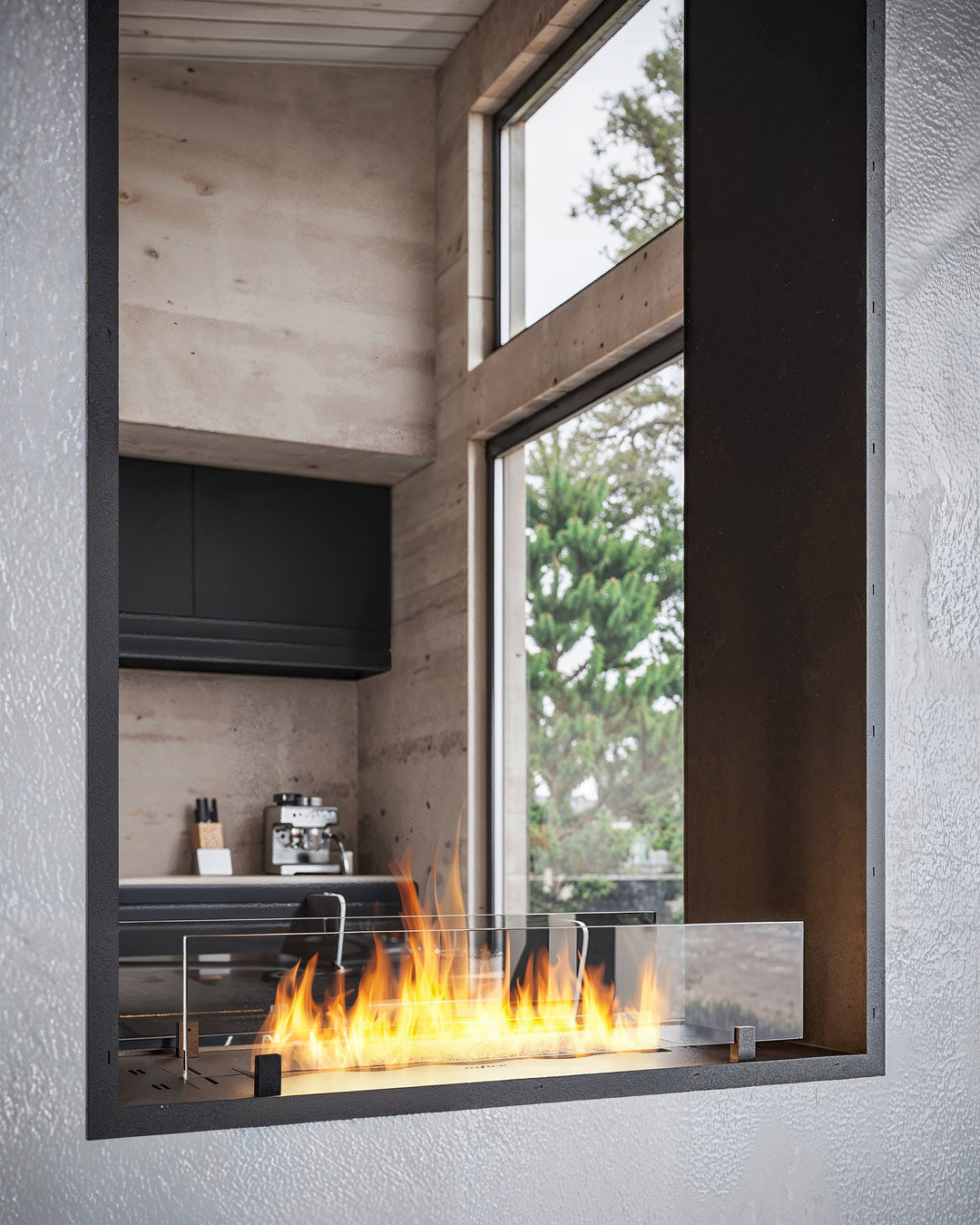 bioethanol-einbau-kamin-ofen-zweiseitig-vertikal-raumteiler-2side-vert-160-infire-slimfire-wohnzimmer-trockenbau-nahaufnahme